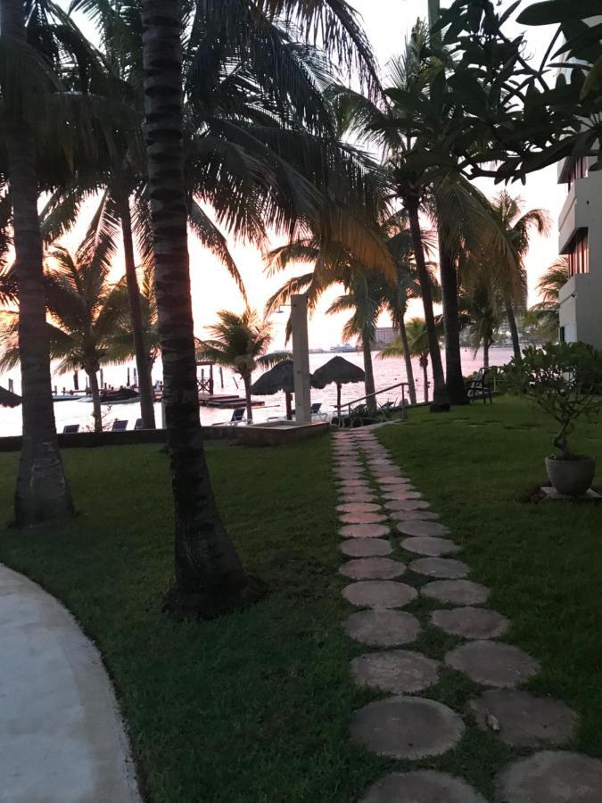 Front Beach Private Room With Shared Bathroom Cancún Exterior foto