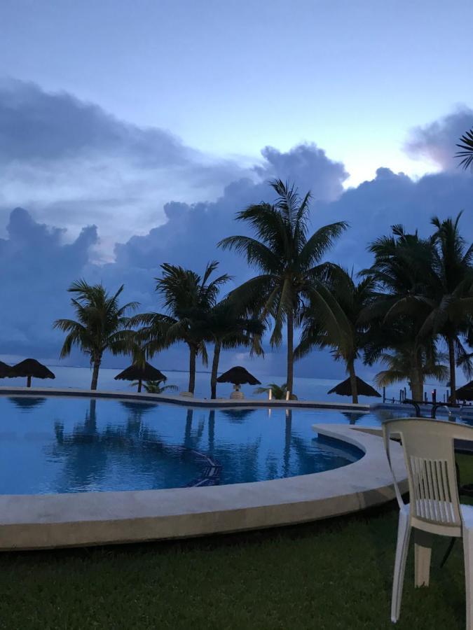 Front Beach Private Room With Shared Bathroom Cancún Exterior foto
